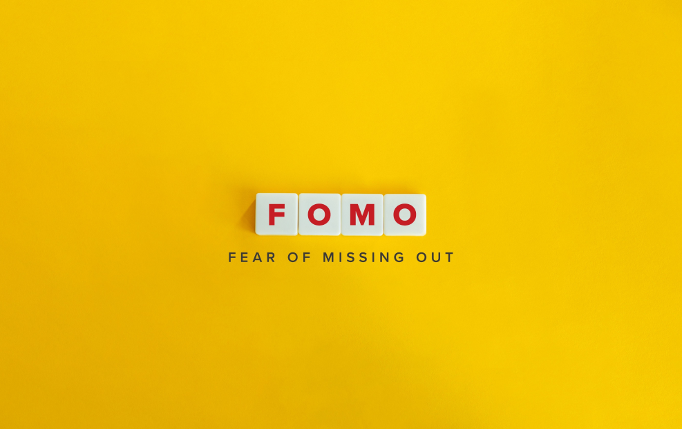 FOMO là gì? Nguyên nhân gì khiến nhà đầu tư luôn "chạy đua" theo thị trường
